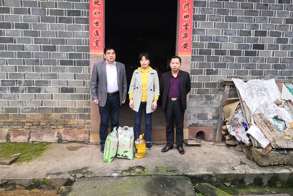 公司慰问困难群众 浓浓关爱暖人心